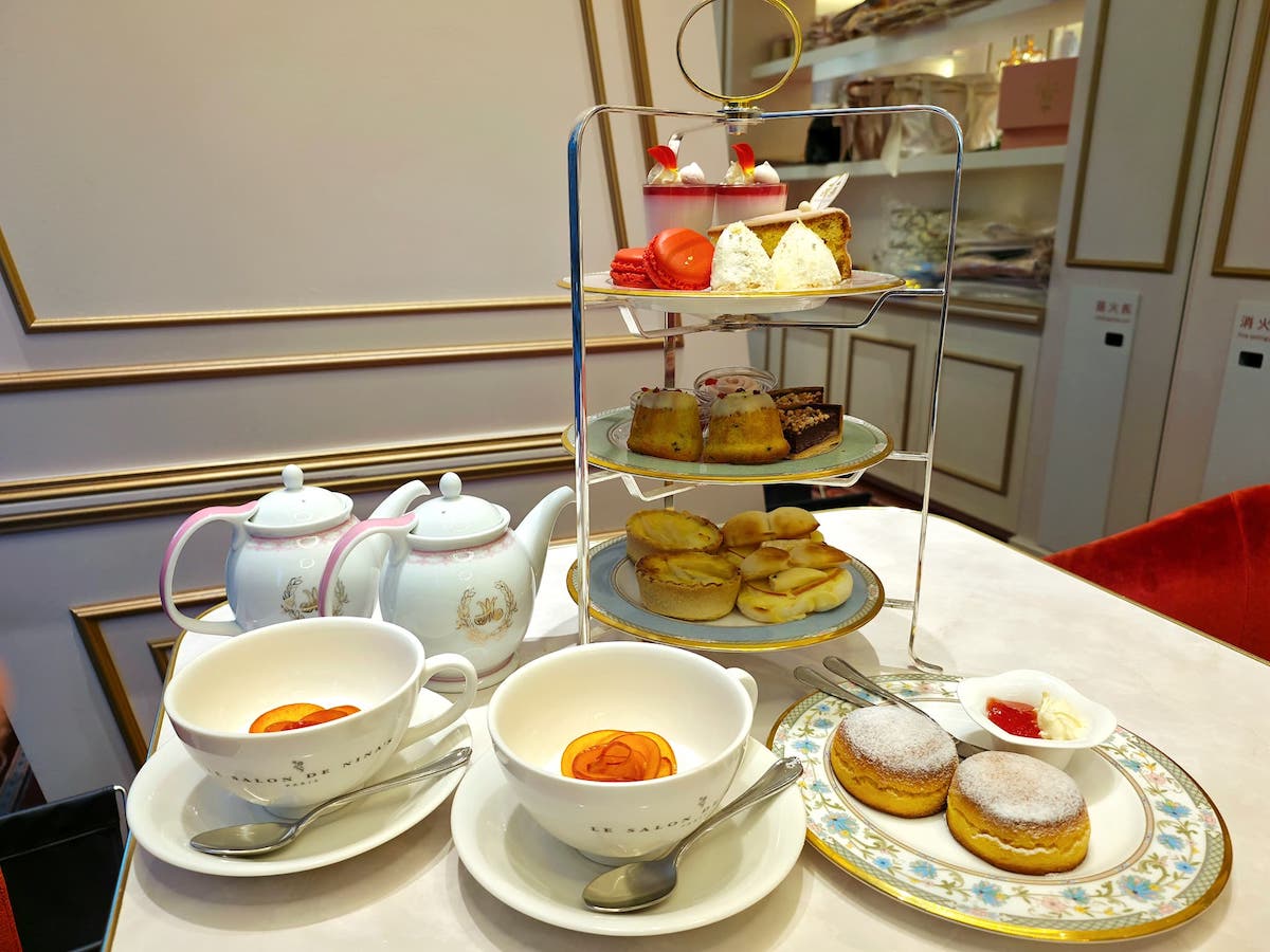 季節のアフタヌーンティー1人4400円※2人分より注文可、写真は2人分