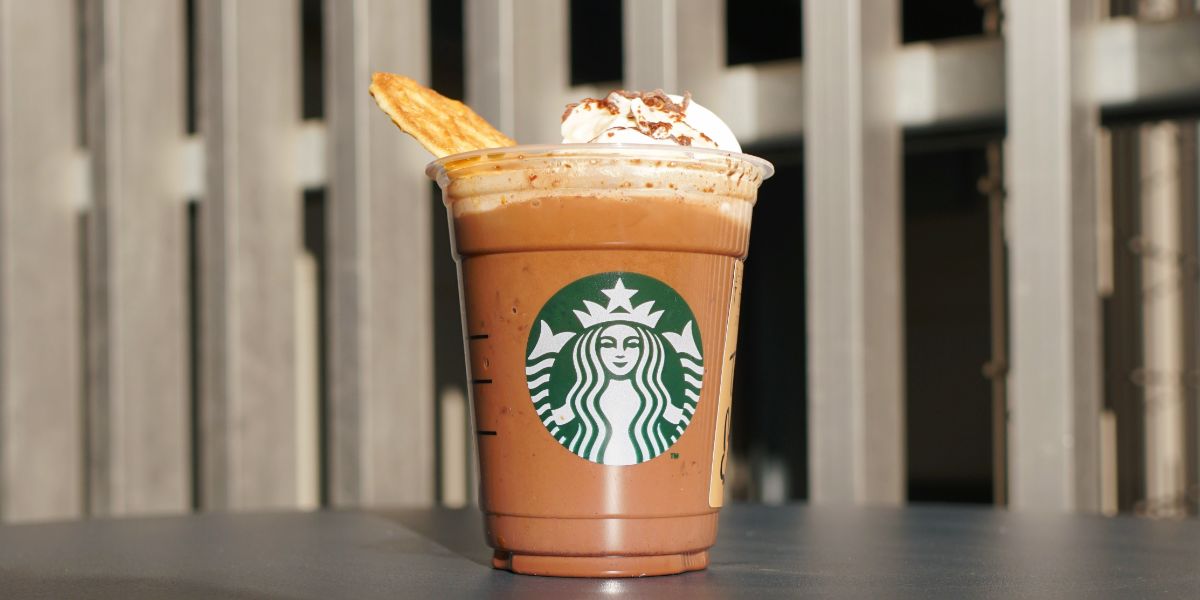 【スタバ新作・バレンタイン2026】大人ビター味が最高♪ チョコ×エスプレッソの贅沢な一杯「カカオ エスプレッソ アフォガート フラペチーノ®」を実食レポート！ おすすめカスタムを徹底紹介