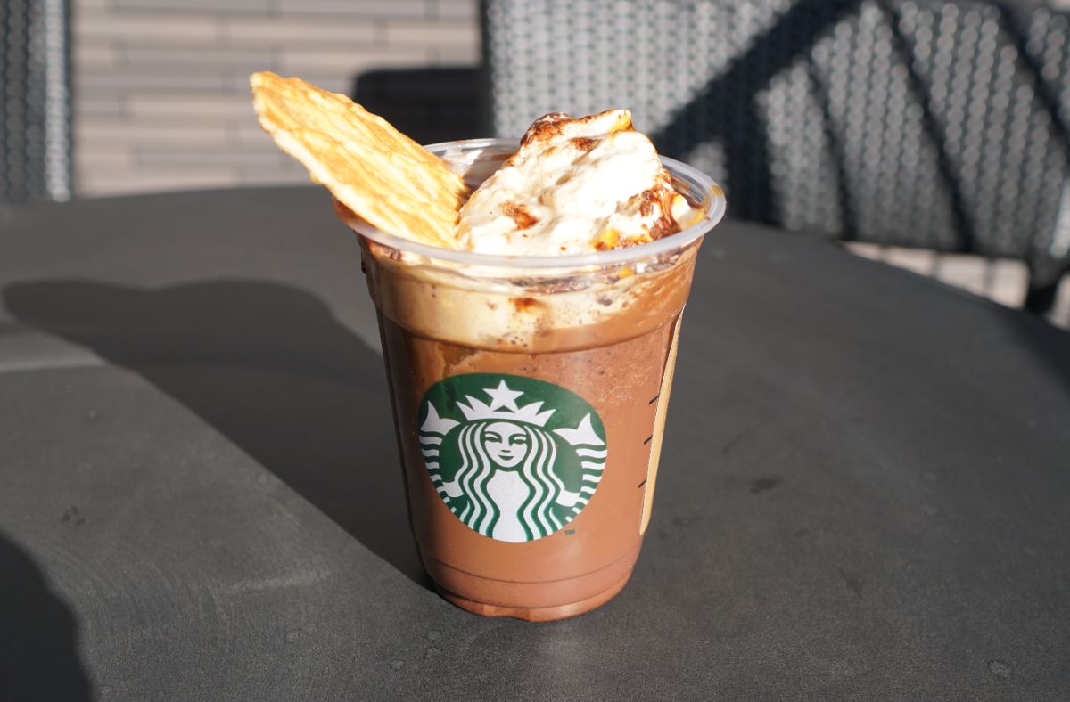 「カカオ エスプレッソ アフォガート フラペチーノ&reg;」カスタマイズ：キャラメルソース追加（無料）＋チョコレートソース追加（無料） ＋チョコレートチップ追加（+55円）＋エスプレッソ1ショット追加（+55円）