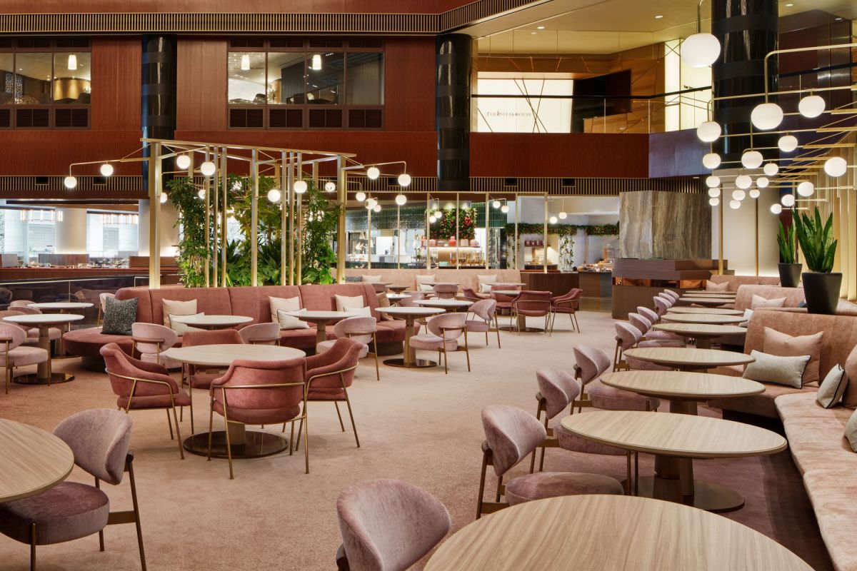 天井高14ｍの吹き抜けの空間&ldquo;アトリウムロビー&rdquo;の中央に位置する「ロビーラウンジ」