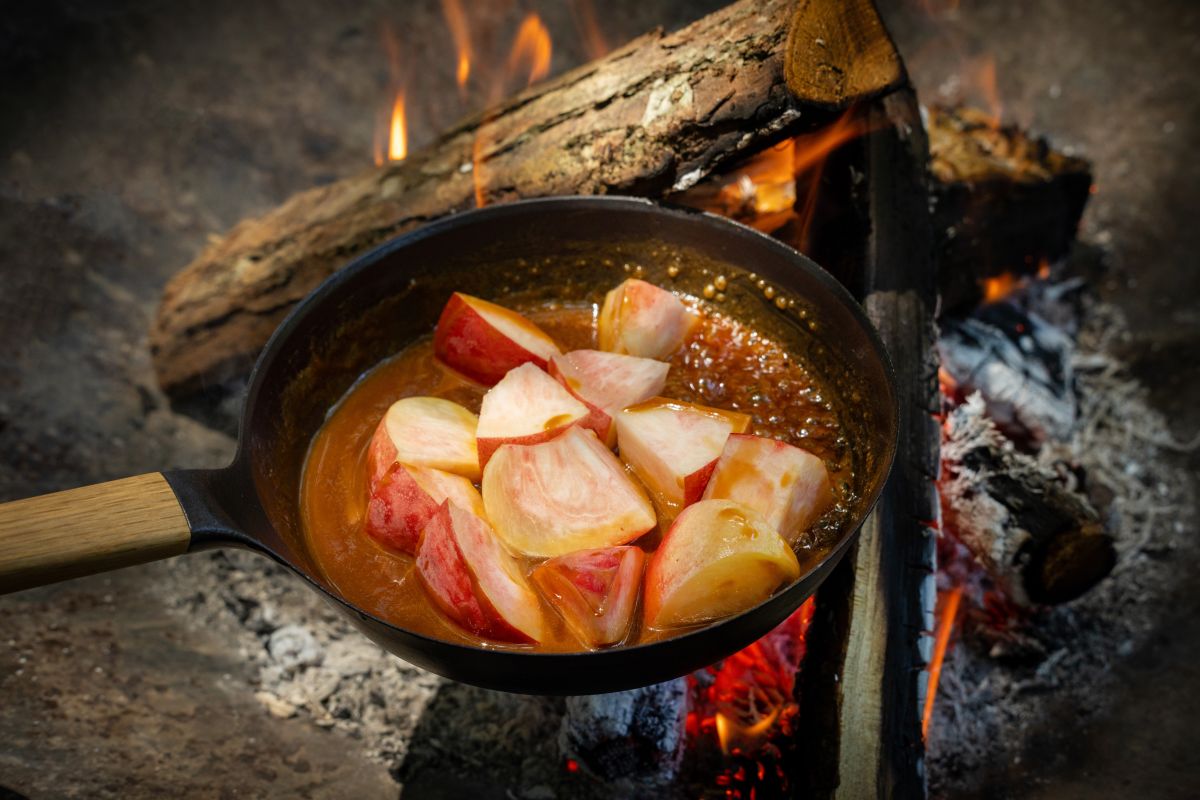桃の薪を使って焼き上げていきます
