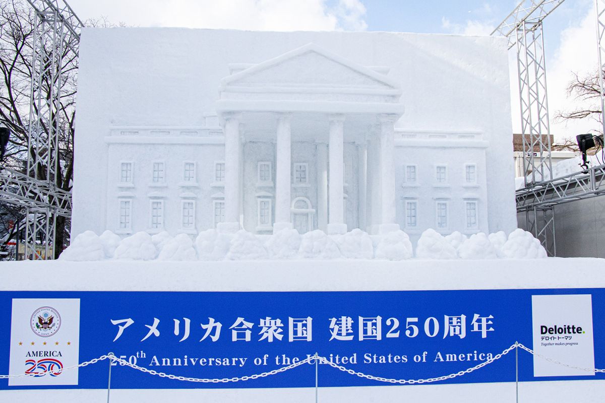 さっぽろ雪まつり2026_10丁目会場のアメリカ２５０　デロイト トーマツ 雪のホワイトハウス