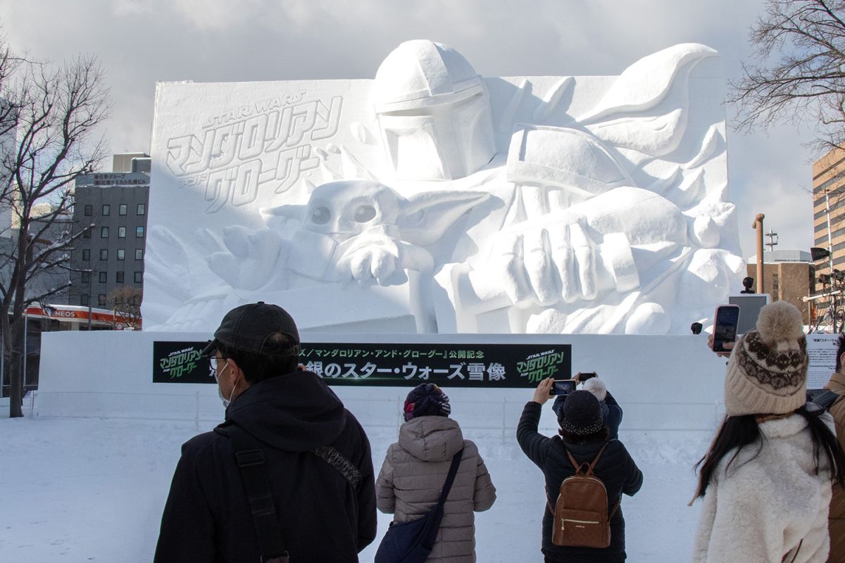 さっぽろ雪まつり2026_10丁目会場の映画『スター・ウォーズ／マンダロリアン・アンド・グローグー』公開記念 帰ってきた白銀のスター・ウォーズ雪像