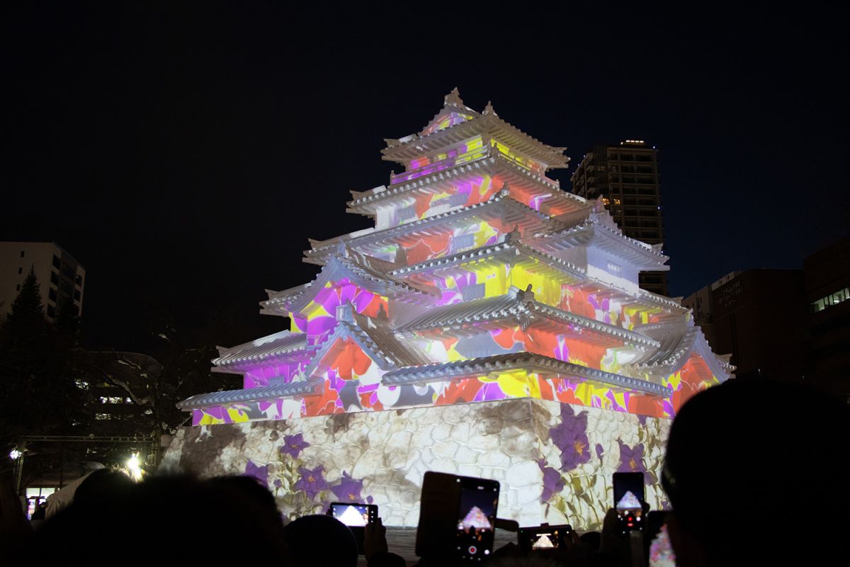 さっぽろ雪まつり2026_8丁目会場_会津 鶴ヶ城のプロジェクションマッピング