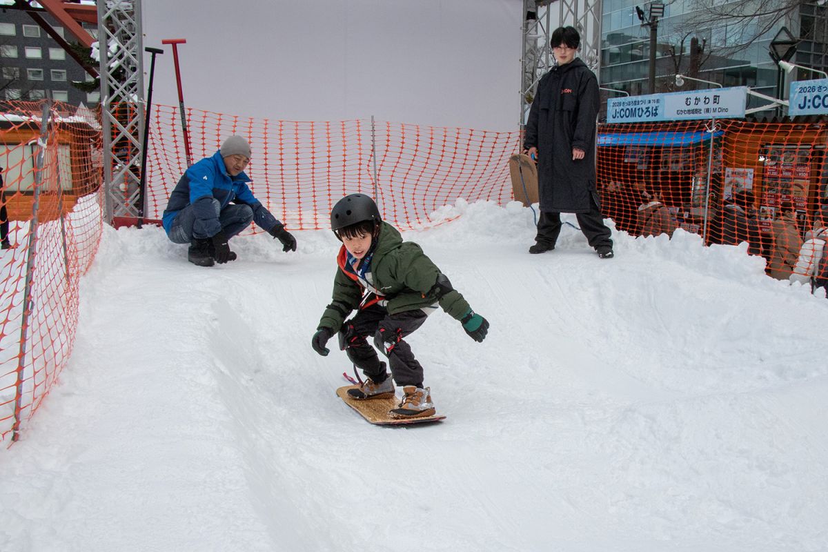 さっぽろ雪まつり2026_1丁目会場の雪板アクティビティ
