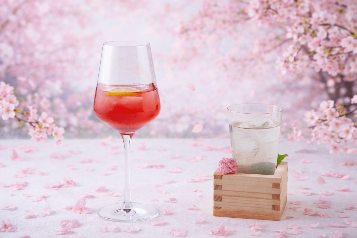 左：「SAKURA-berry (ノンアルコールカクテル)」1200円　右:「宵升桜（アルコールカクテル）」1600円