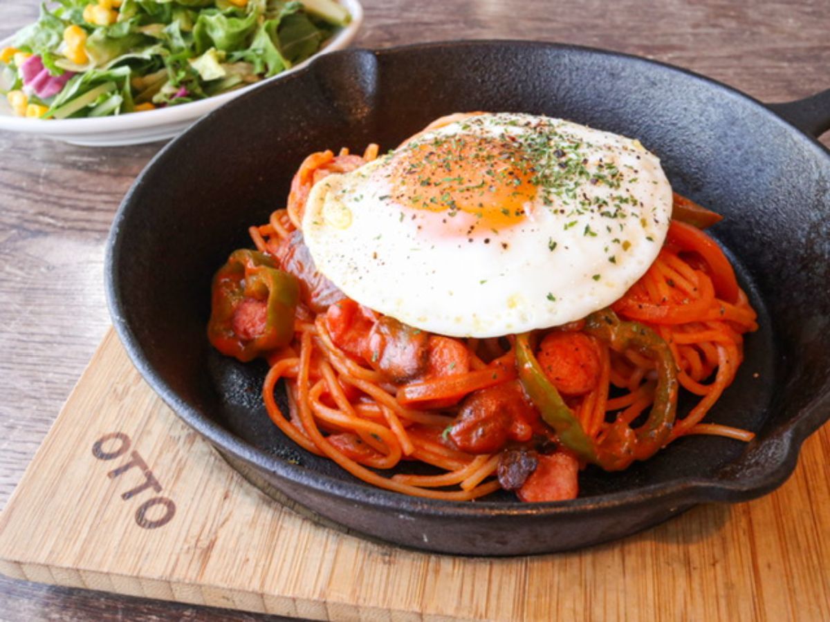 「鉄板焼きナポリタン（サラダ付き）」1420円