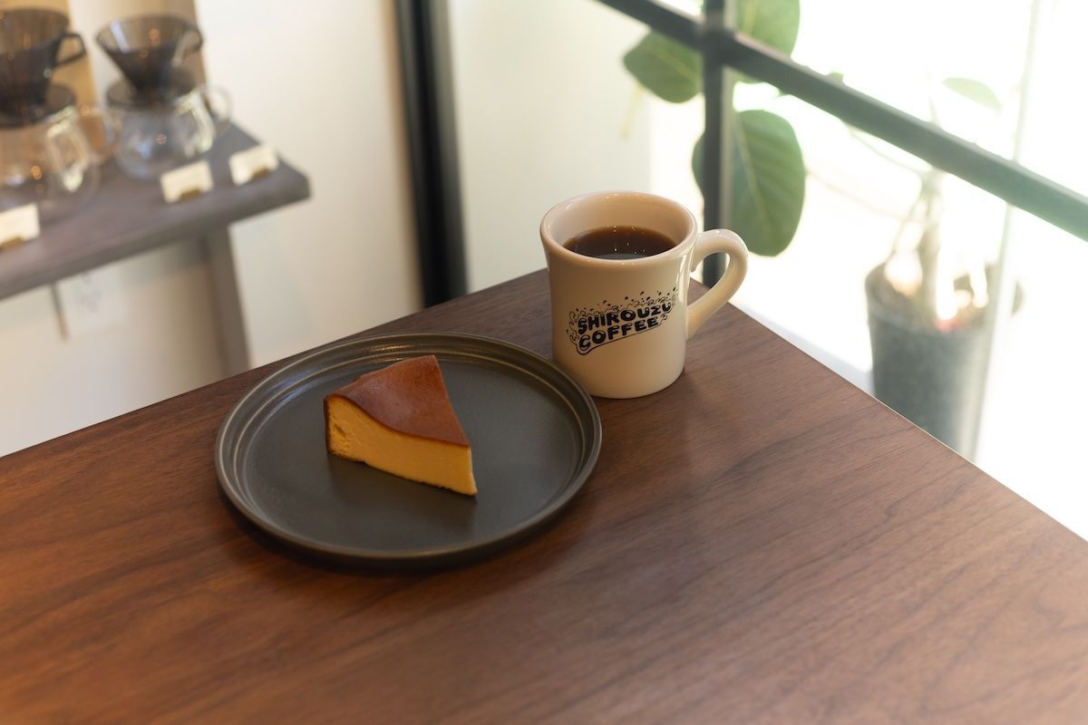 「シングルオリジンコーヒー」530円〜、「ベイクドチーズケーキ」550円