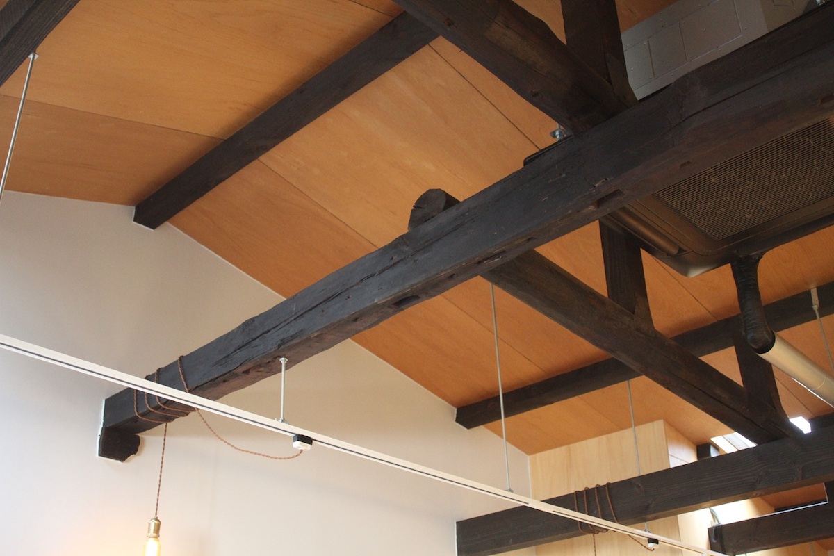 天井には建築当時の梁が残っている
