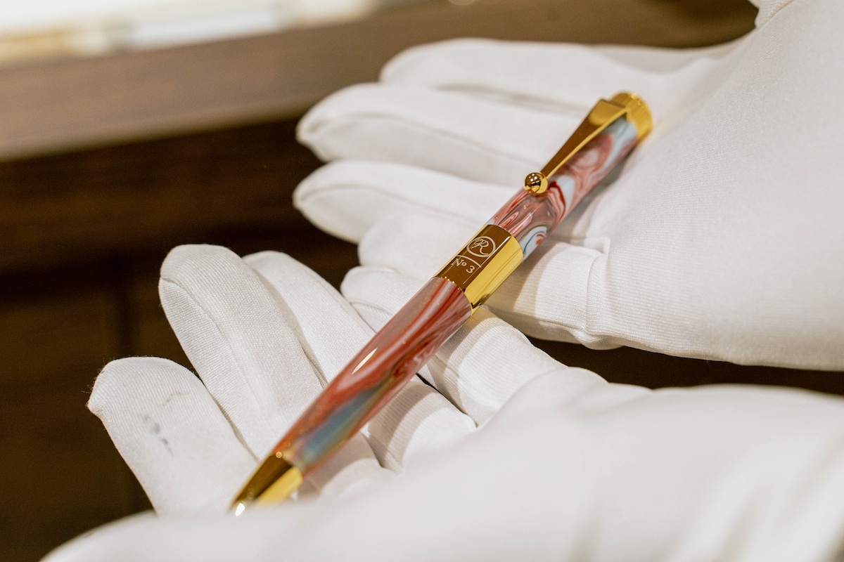 限定色はピンクとブルーのやわらかなマーブル模様