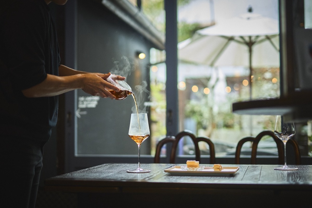 耐熱のワイングラスに注ぐ紅茶