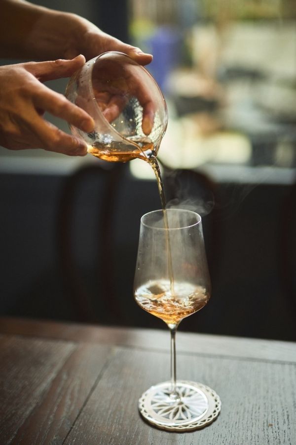 紅茶を注ぐ様子