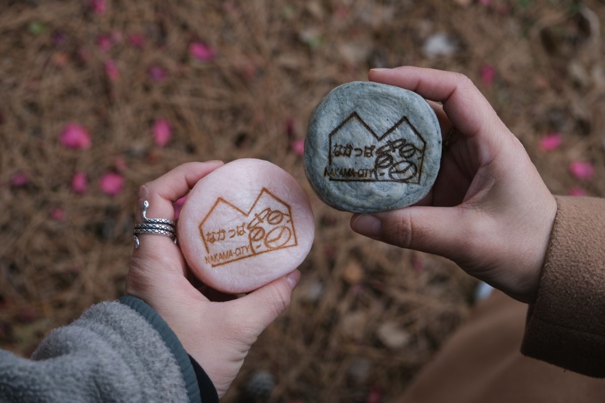 「なかっぱまんじゅう」左／いちご 右／よもぎ 1パック2個入り 260～280円