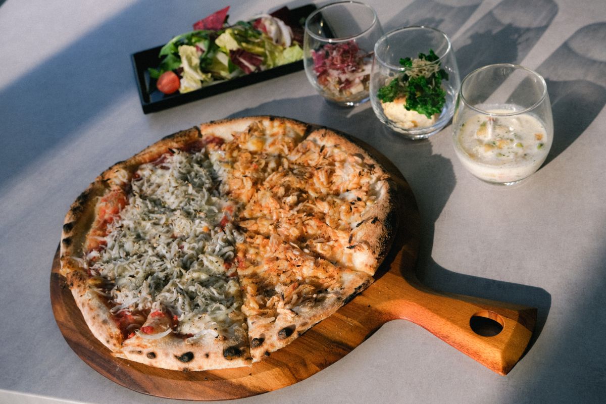 「駿河湾産しらすと桜海老のハーフ＆ハーフピッツァ」3種のアンティパスト・サラダ付き2860円