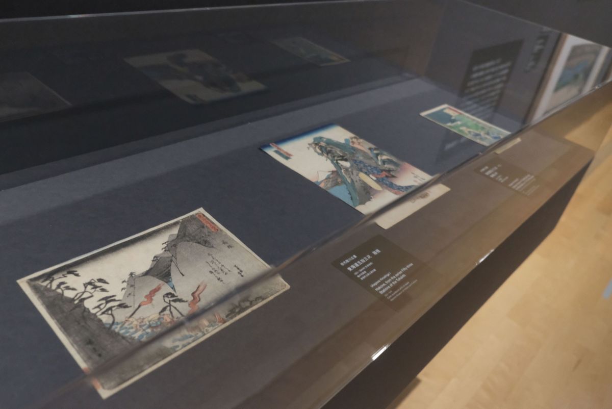 展示風景「1.はじまりの山―箱根」より。手前 初代歌川広重《東海道五拾三次　箱根》 1831-1844年（天保後期） 箱根町立郷土資料館　など