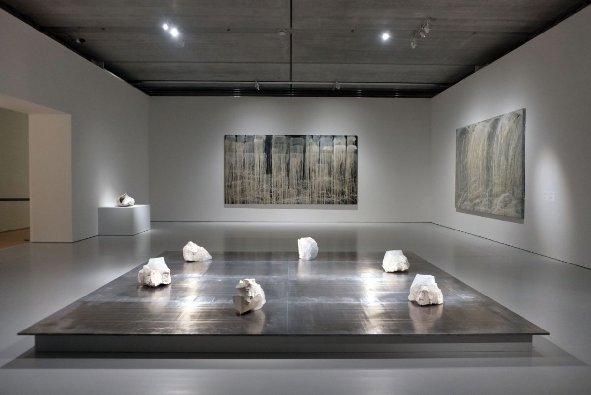 展示風景「3.地水火風／小川待子、パット・ステア」より。手前 小川待子《月のかけら  25&minus;P》2025年 作家蔵　奥右 パット・ステア《カルミング・ウォーターフォール》 1989年 ポーラ美術館蔵　奥中央《ウォーターフォール・オブ・ エインシェント・ゴースツ》1990年 個人蔵　奥左 小川待子 《97 &minus;I&minus;Ⅱ》1997年 中長小西蔵 