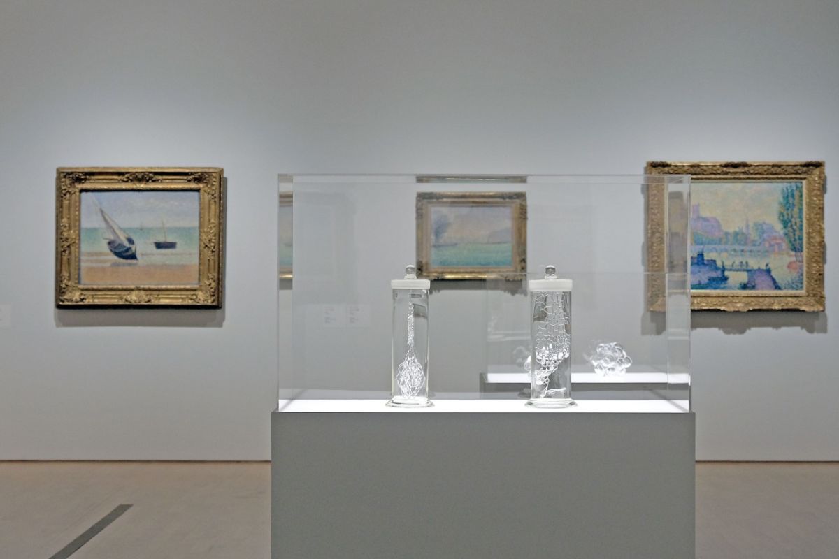 展示風景「5.共鳴の旅―彼方へ」より。手前は青木美歌のガラス作品