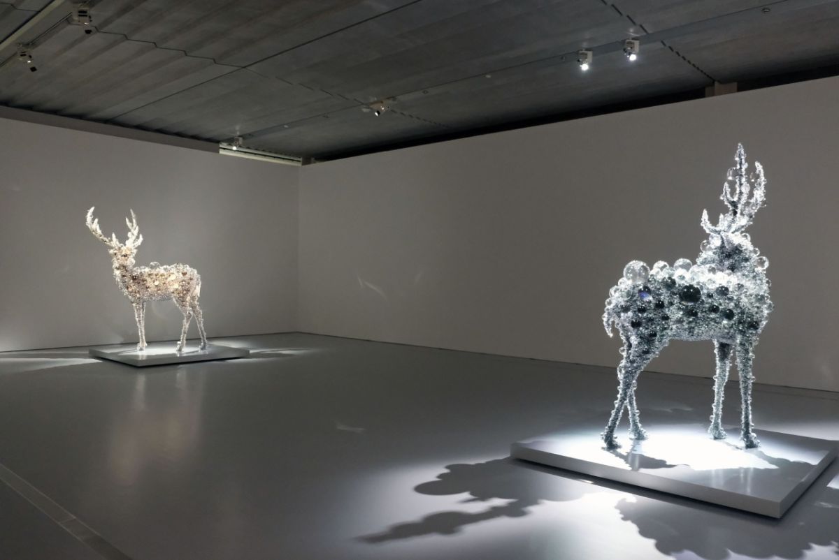 展示風景「エピローグ／名和晃平 」より。左 名和晃平《PixCell-Deer#74》2024年 ポーラ美術館蔵　右 名和晃平《PixCell-Deer#72(Aurora)》2022年 個人蔵