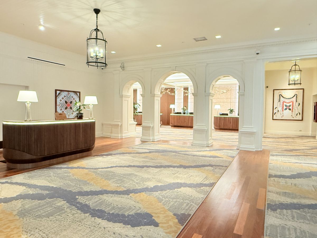 ベルデスクやフロントデスク付近に「ローラ・ピラー・ハワイ」のアート展示