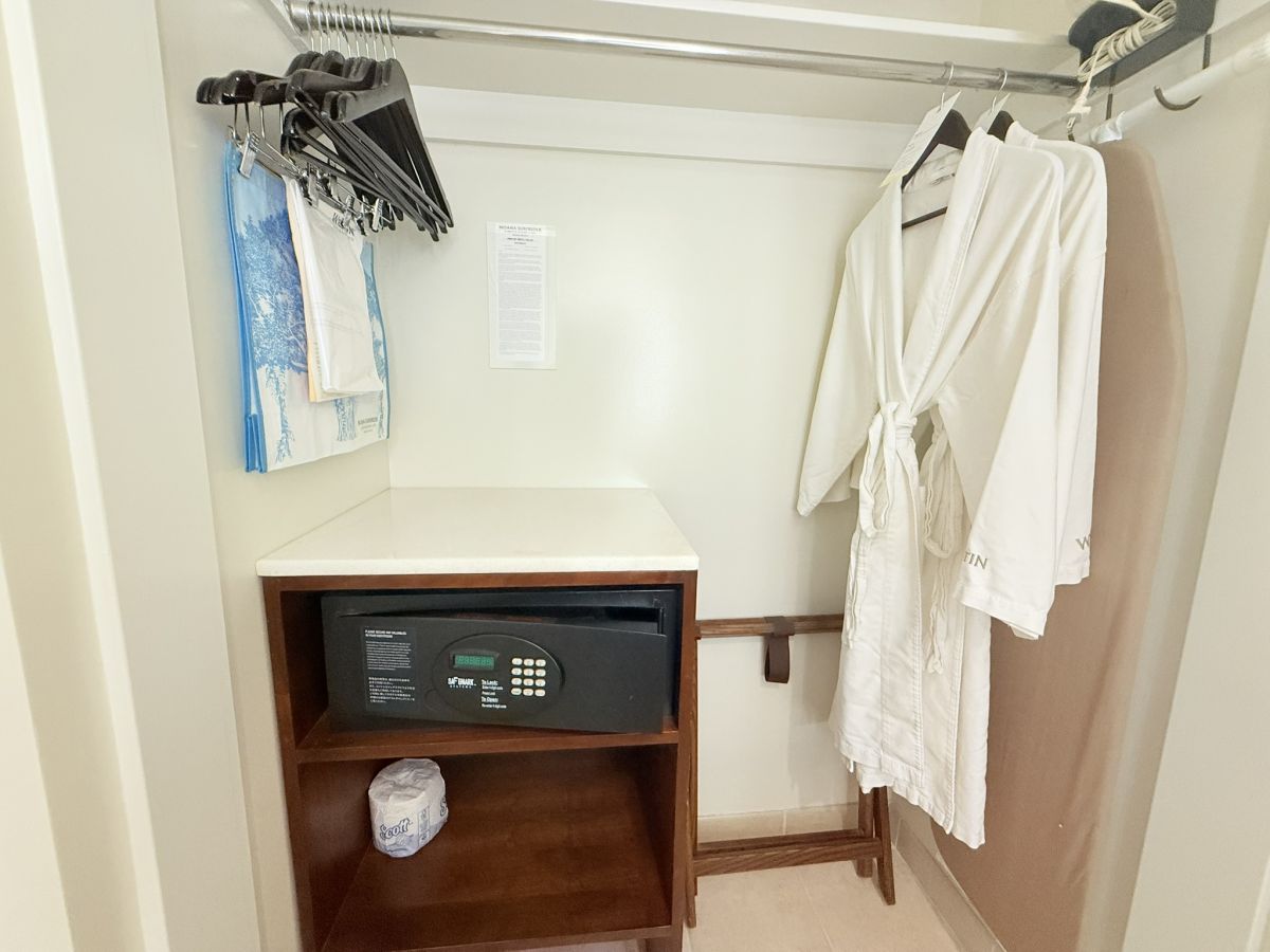 洗面台の後ろには、バスローブ、金庫、モアナサーフライダー特製ショッピングバッグを収納