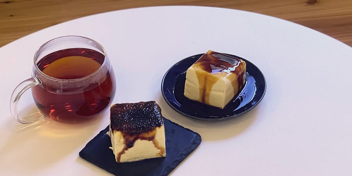 左から「アールグレイ HOT」400円、「カラメルプリン」600円、「ブリュレプリン」600円