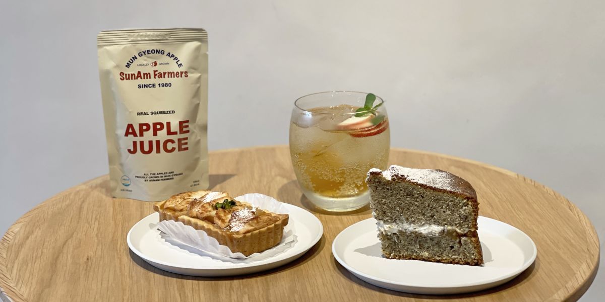 手前左から「りんごタルト」500円、「林檎ジャムのビクトリアケーキ」600円、奥左からりんごジュース」400円、「アップルティーソーダ」550円
