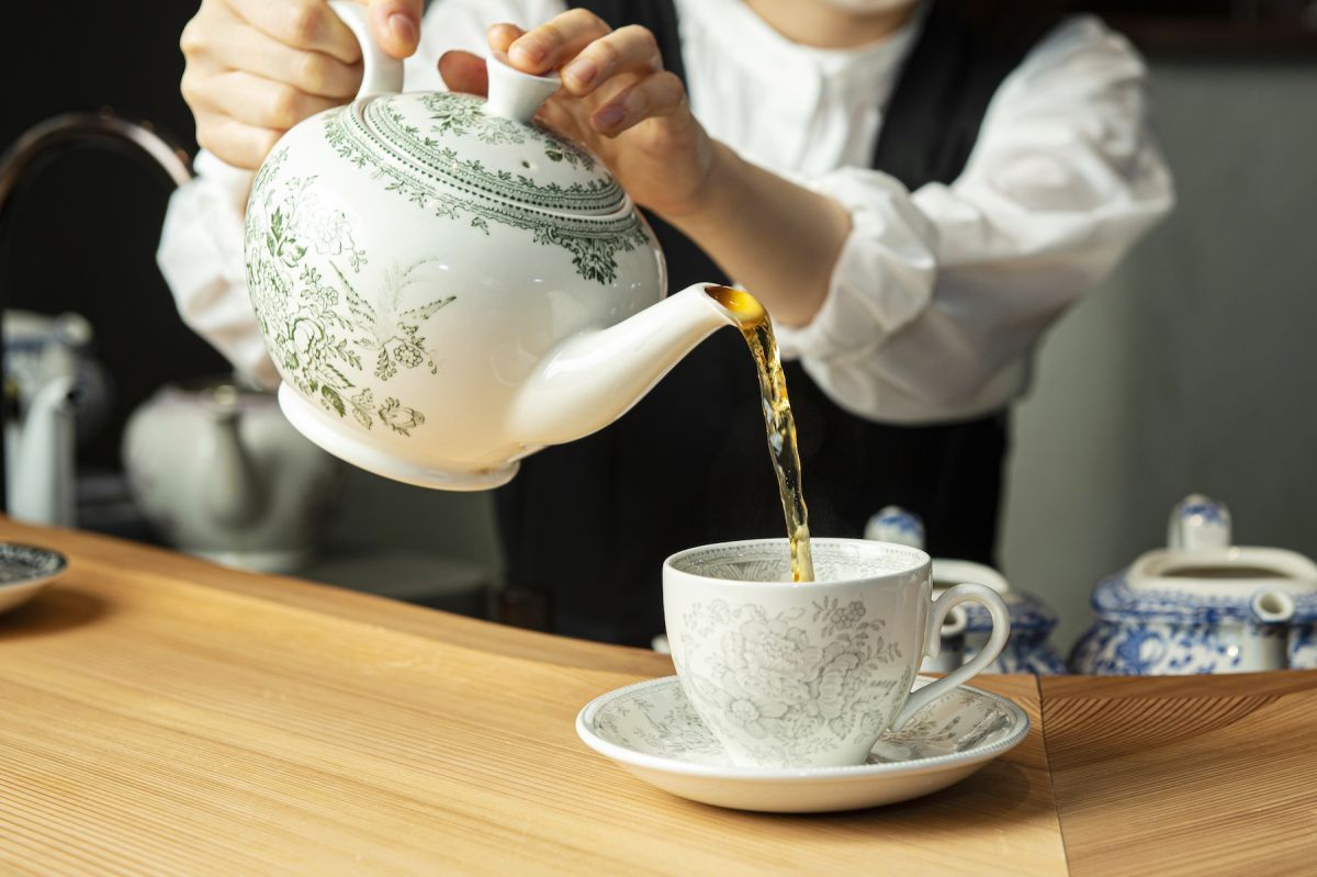 紅茶をいれる様子