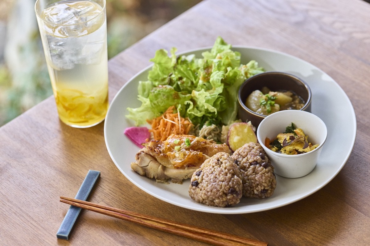 「酵素玄米おむすびと発酵惣菜の彩りプレート」1980円、季節の自家製酵素ジュース750円（ランチとセットで650円）