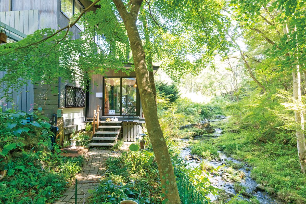 Caf&eacute; 水のほとり