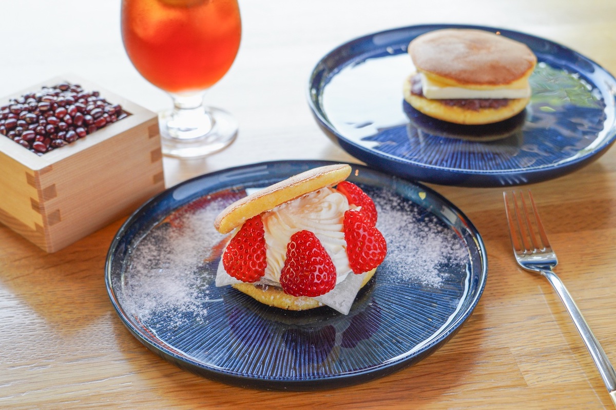 手前「生どらやき フルーツ」、奥「生どらやき あんバター」／&copy;相楽園パーラー