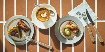 【京都】主役は焼きたて。毎朝6時から仕込む「Berry Button」が移転オープン！ オリジナル焼き菓子で至福のカフェタイム