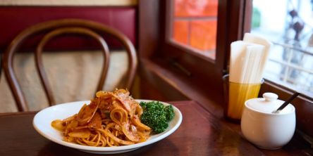 【西荻窪】昭和の余韻が残る喫茶店「それいゆ」で、時代を超えて愛されるナポリタンと水出しコーヒーを