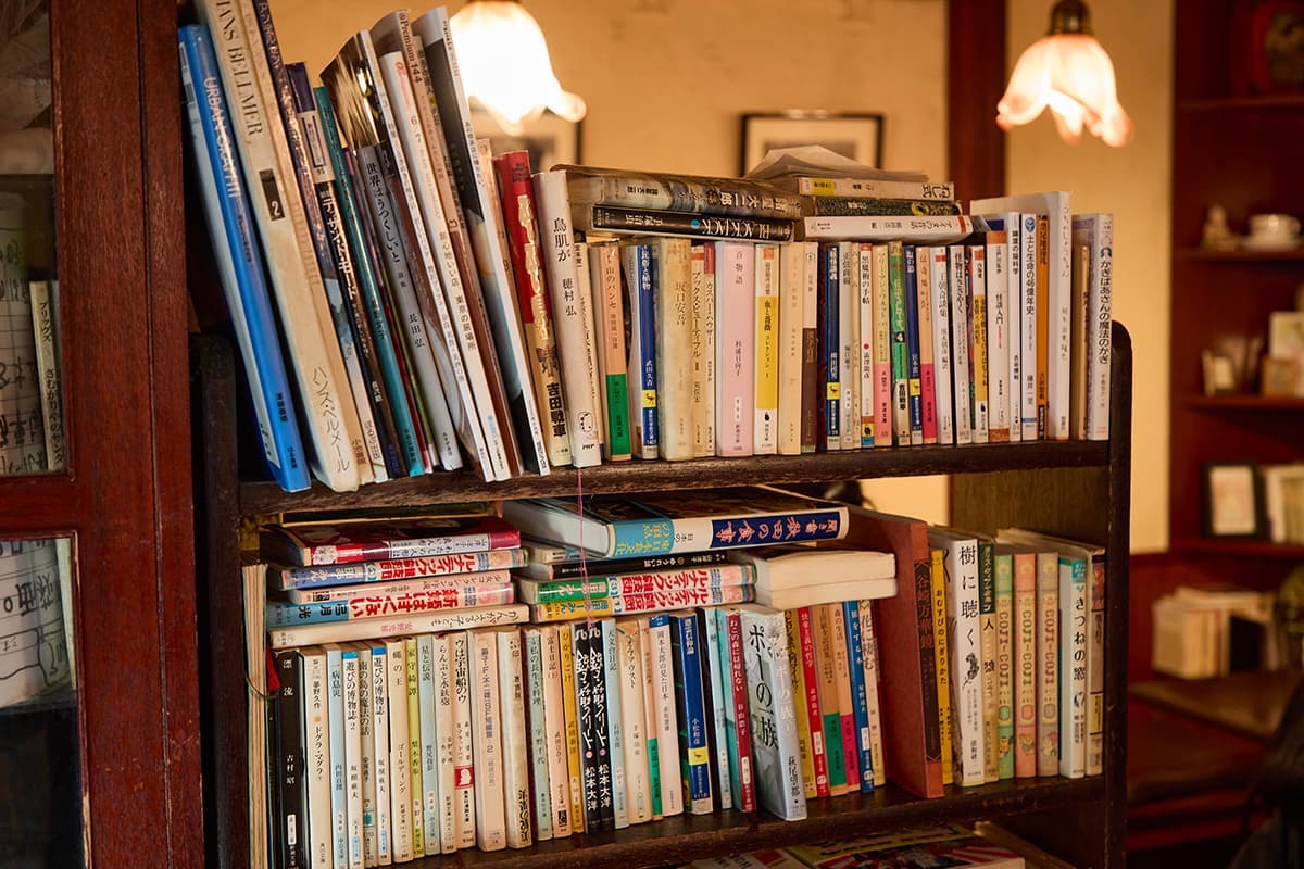 カウンターの左手の本棚は、店主・廣田さんの私物なのだとか