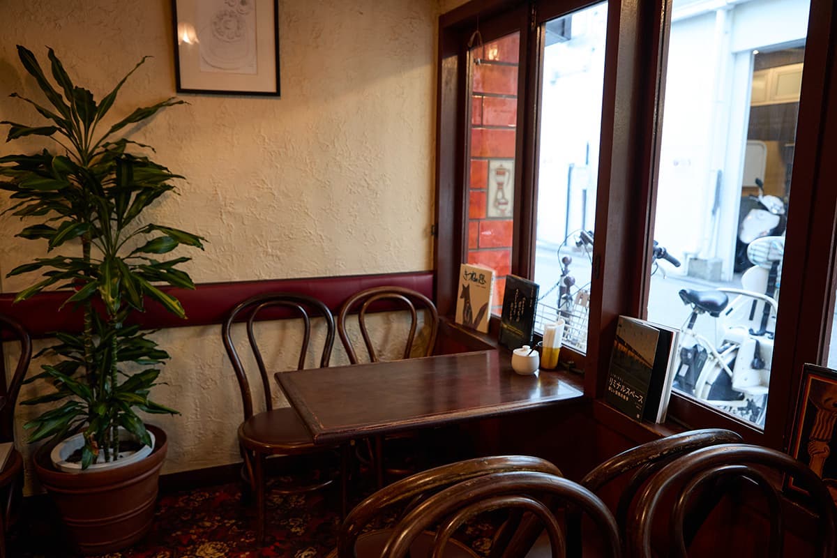 「それいゆ」窓際のテーブル席