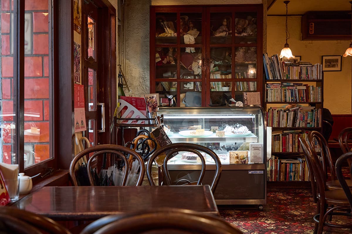 ケーキが並ぶショーケース