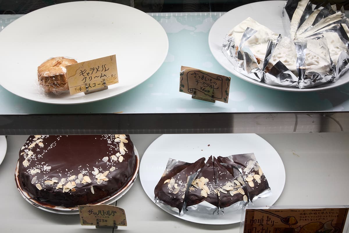 ショーケースに並ぶケーキ