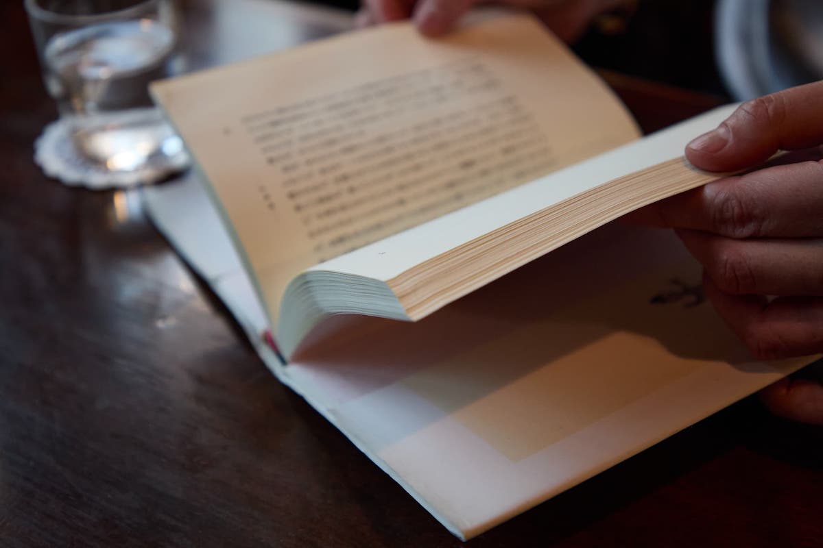 店内に置かれた本を読む様子