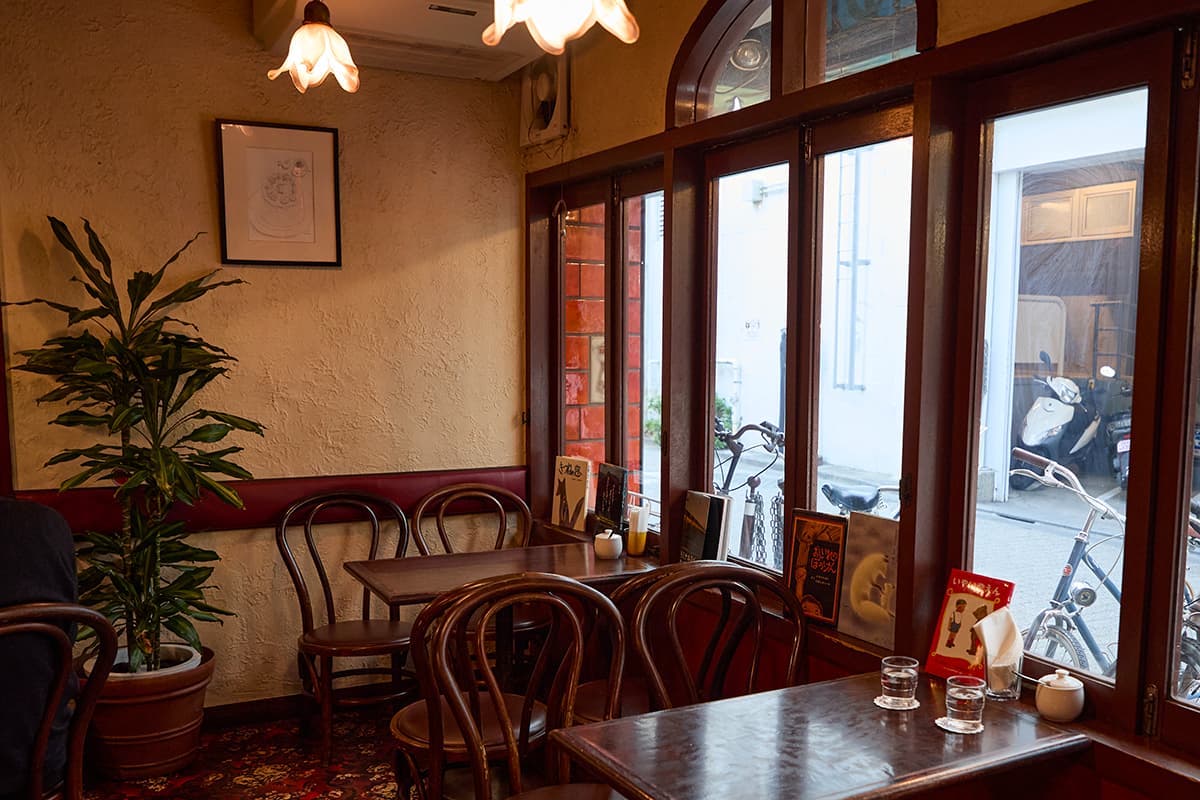 カウンターで外の景色の写真を撮る様子