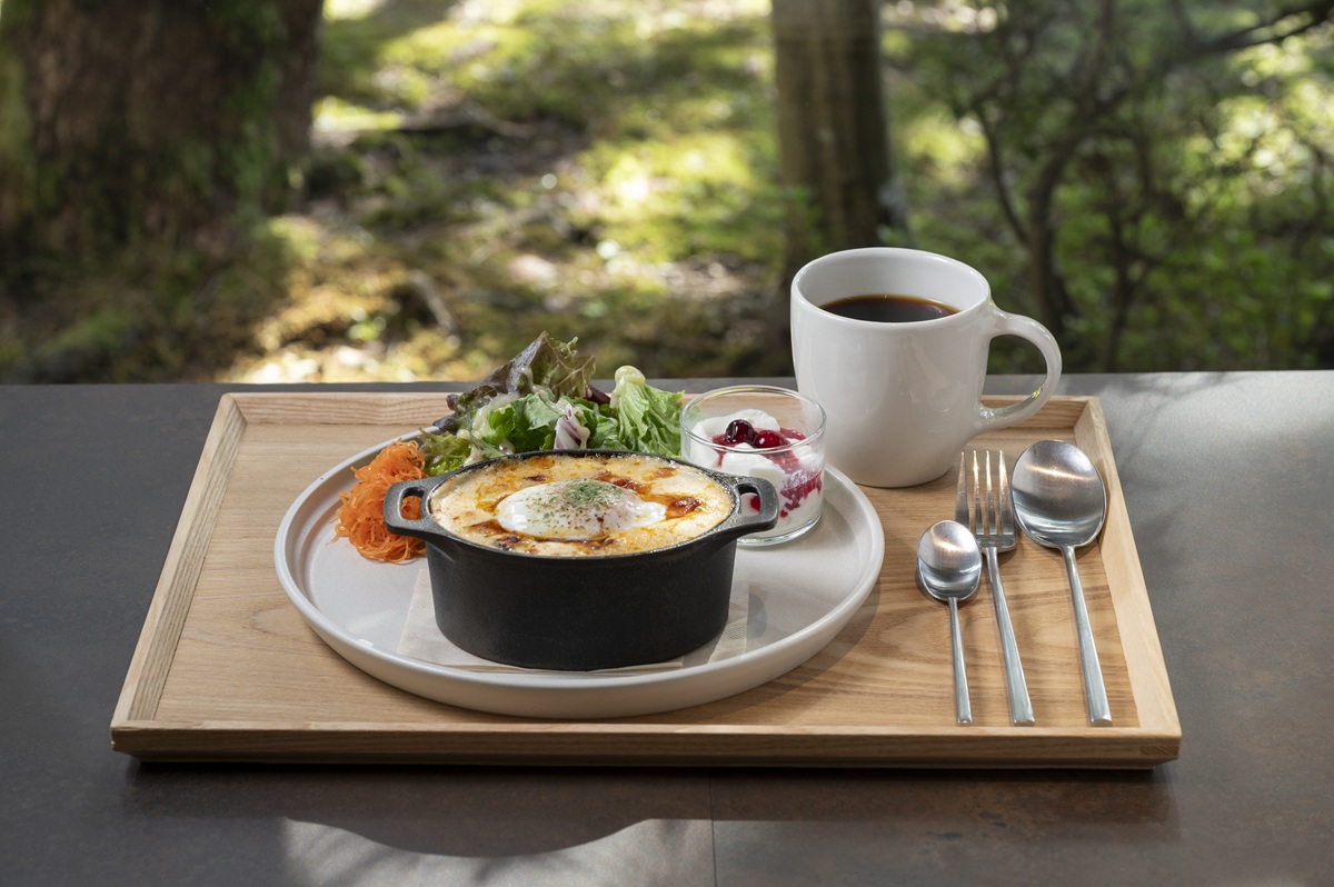 新発田牛の酒粕キーマカレードリア半熟卵のせ（選べるドリンク＆ミニドルチェセット）1900円。単品は1400円