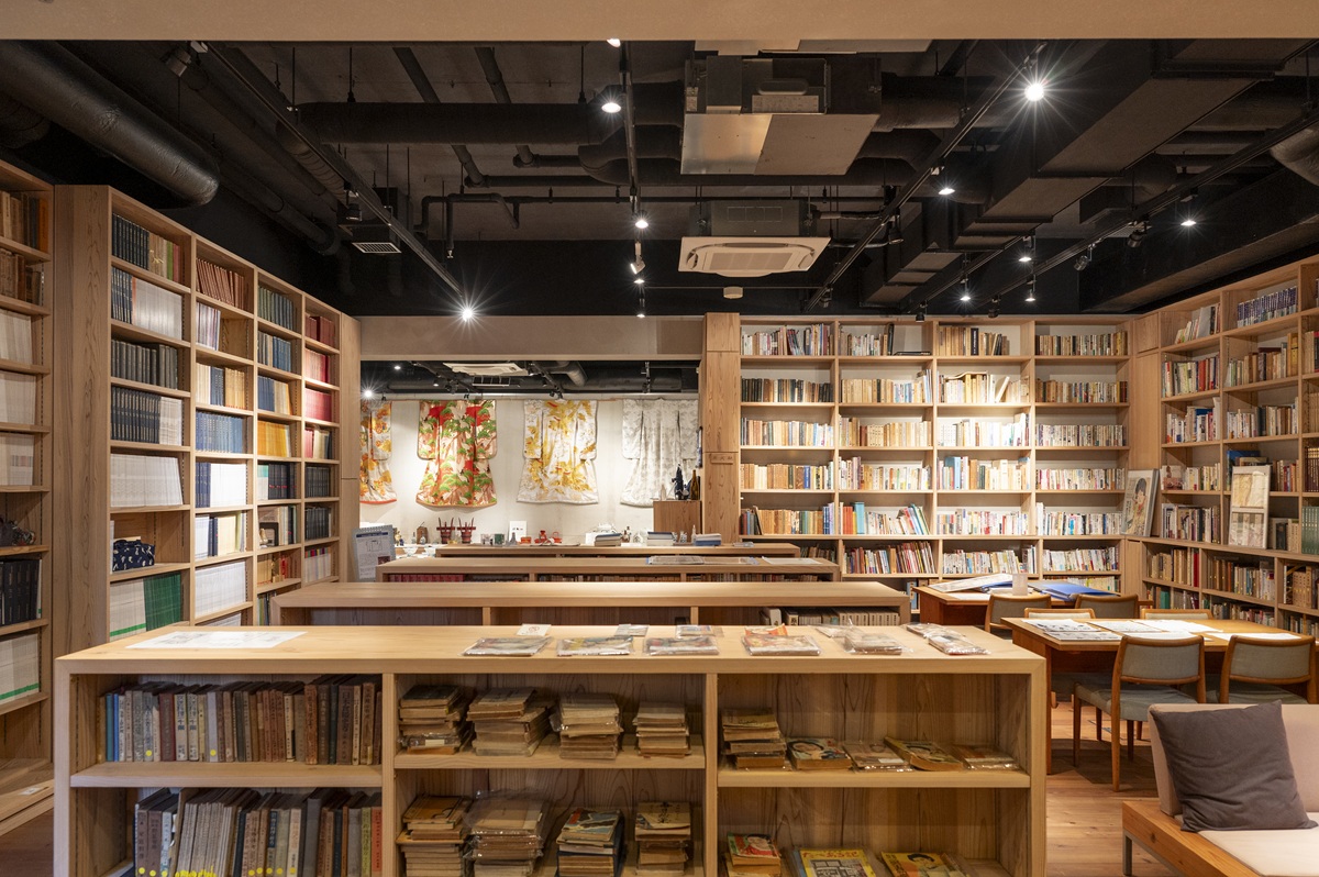 壁一面に書籍が並ぶ文献資料室