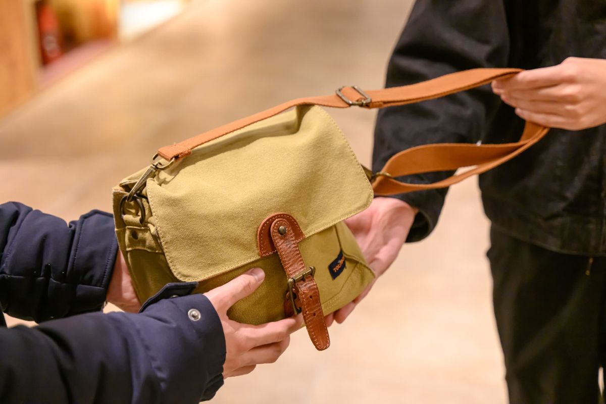 バッグを渡される様子