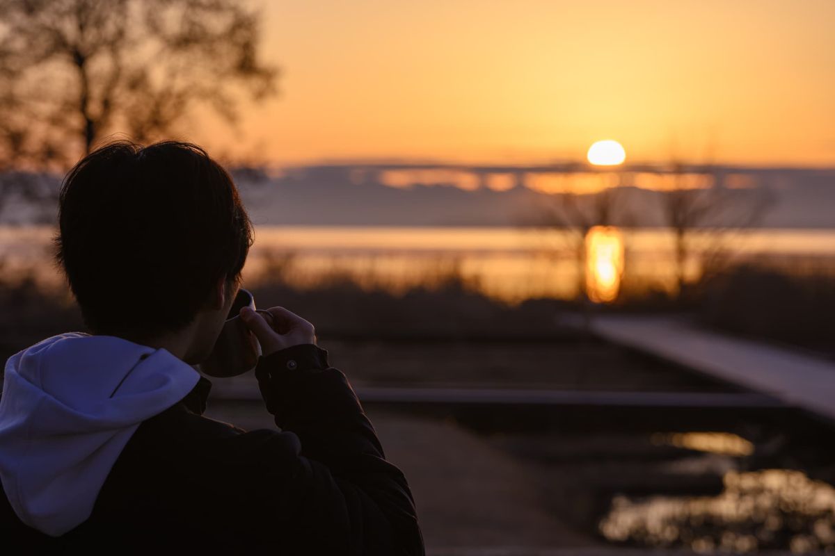 珈琲を飲む様子