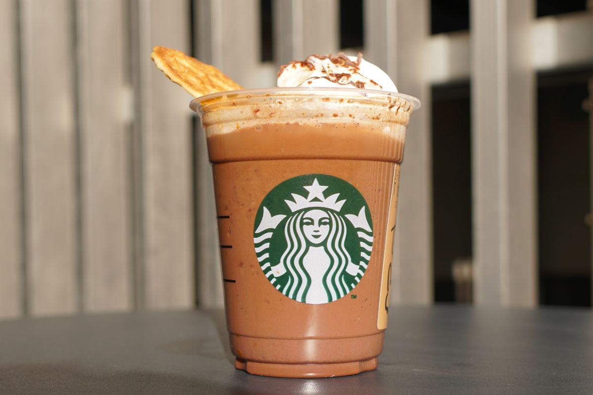 「カカオ エスプレッソ アフォガート フラペチーノ&reg;」884円（持ち帰り）、900円（店内利用）