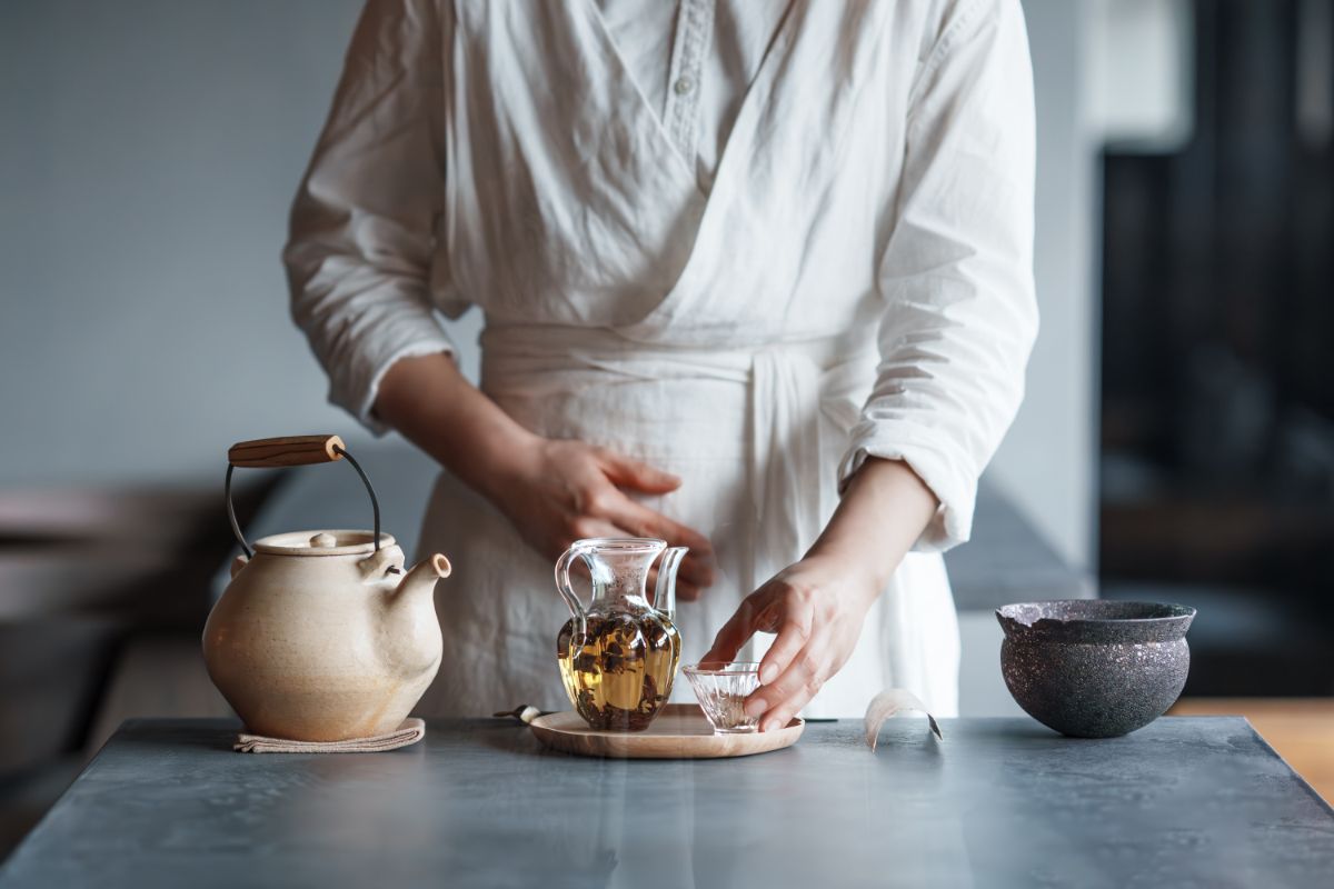 お茶を手にする様子