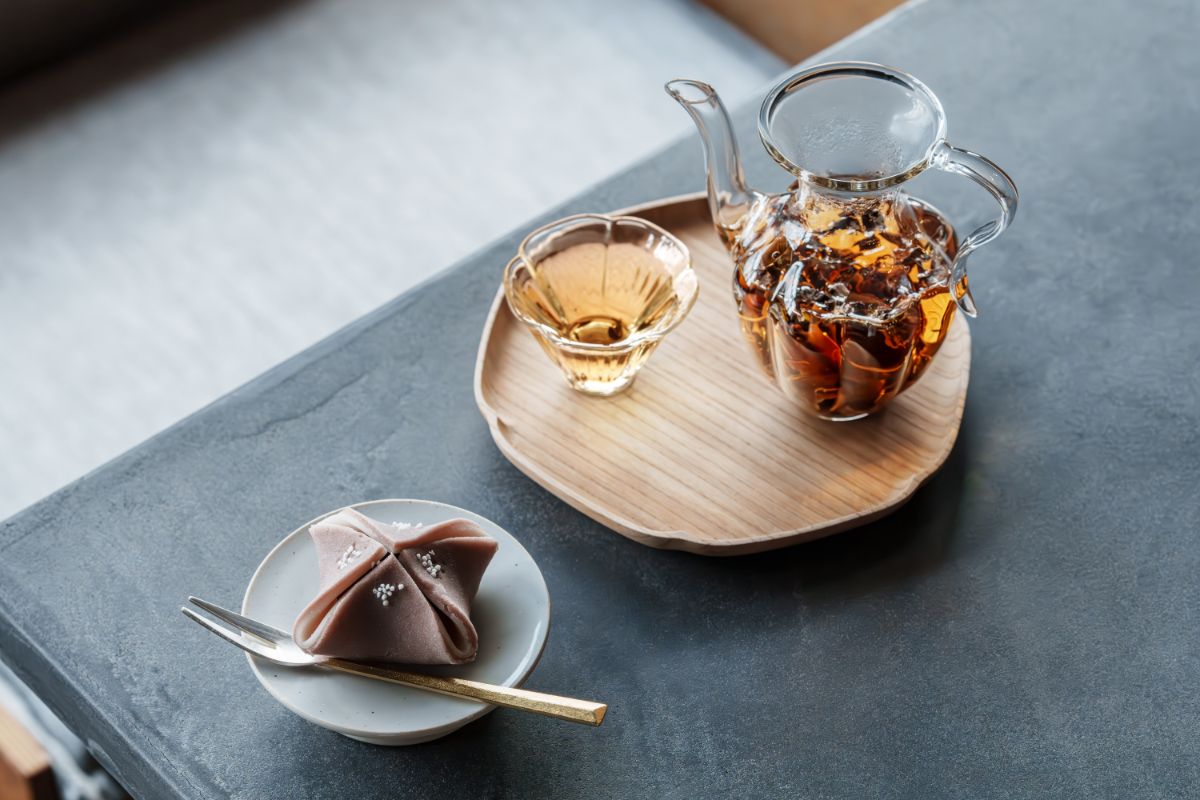 左から「季節の生菓子」400円、「台湾茶・東方美人」1200円