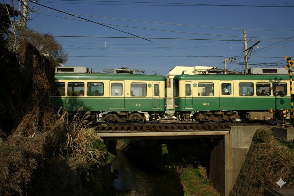 行合橋の上を走る江ノ電