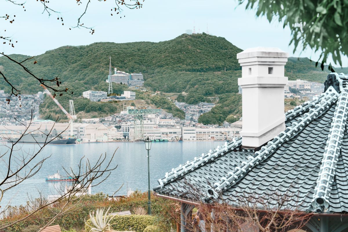 高台から見渡す稲佐山と長崎港