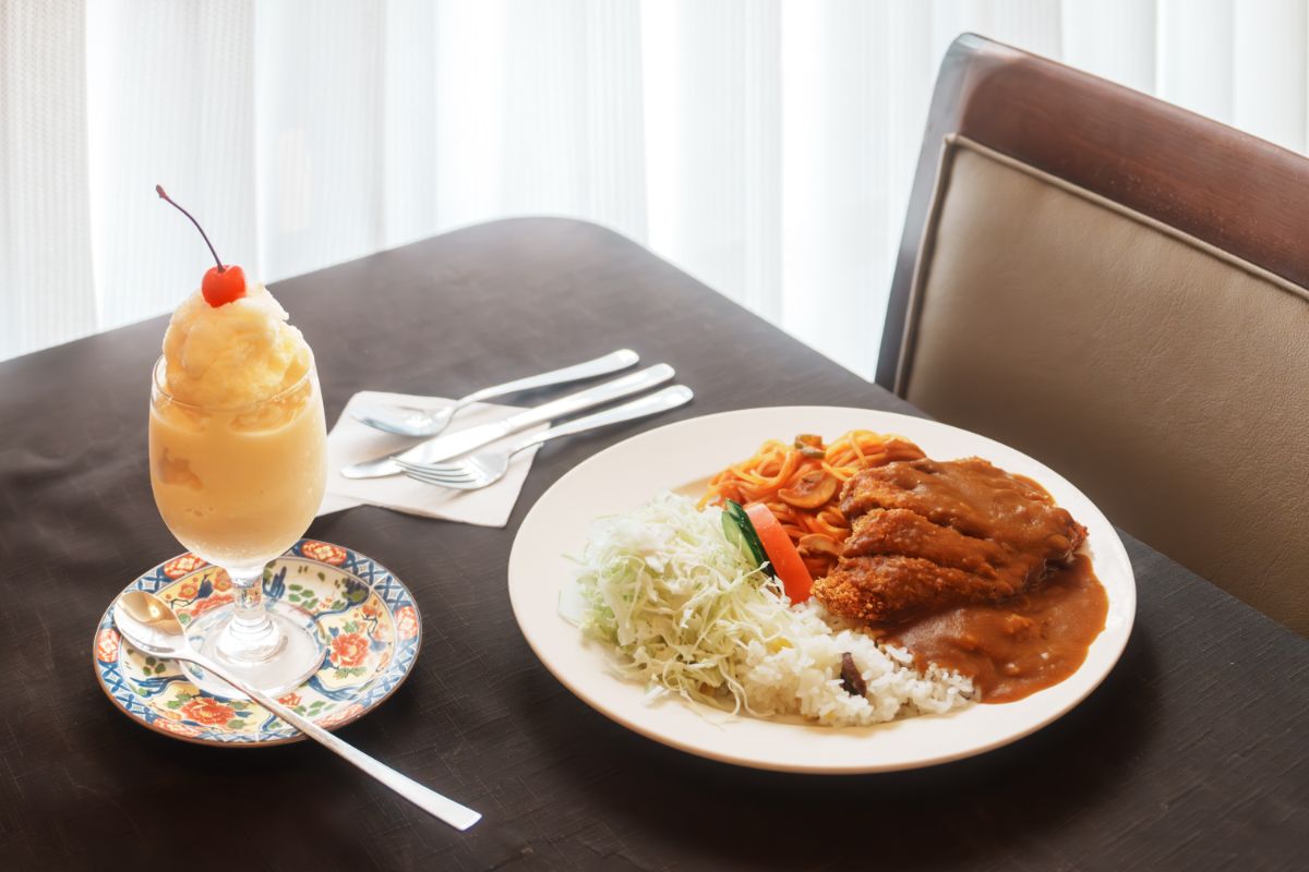 左から「元祖長崎風ミルクセーキ」820円、「昔懐かしトルコライス」1780円