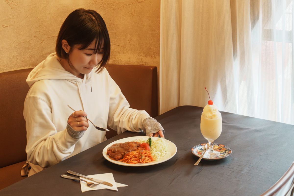 食事している様子