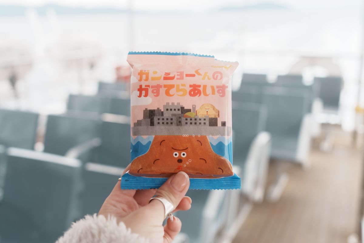 船内でのお楽しみは、ザラメ付きのカステラでバニラアイスをサンドした「ガンンショーくん カステラアイス」●●●円 